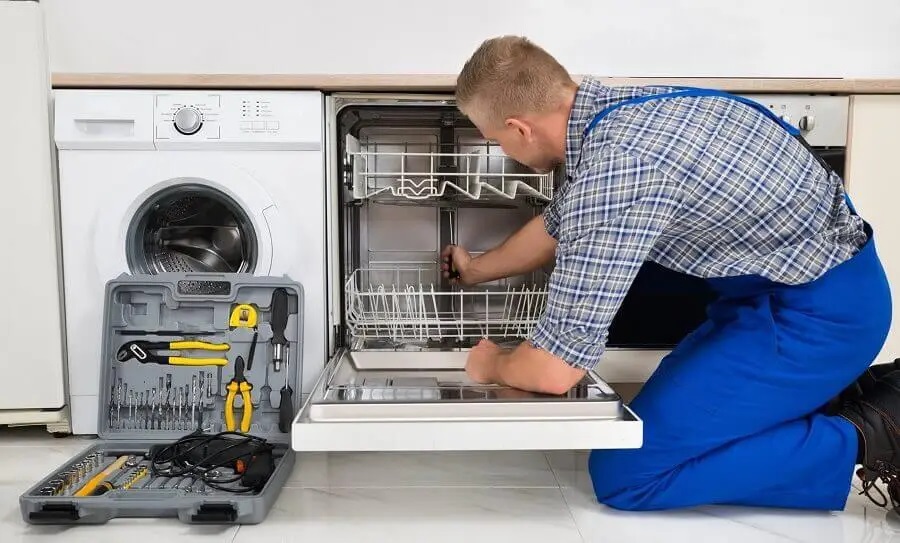 Turgutlu General Electric servisi teknisyen ekibi beyaz eşya tamiri yaparken
